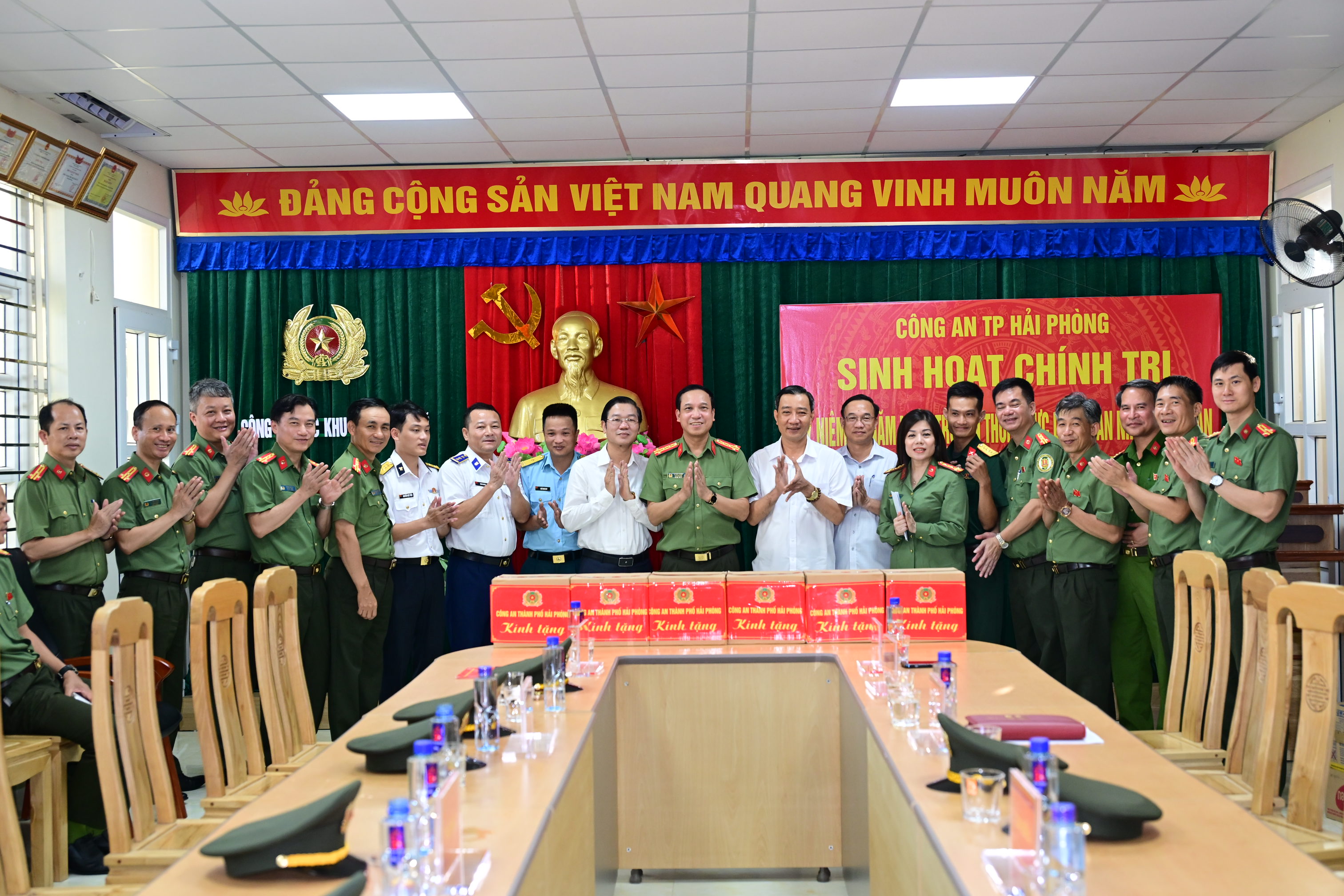 Tổ chức sinh hoạt chính trị và biểu diễn nghệ thuật tại đặc khu Bạch Long Vĩ nhân kỷ niệm 80 năm Ngày truyền thống lực lượng An ninh nhân dân